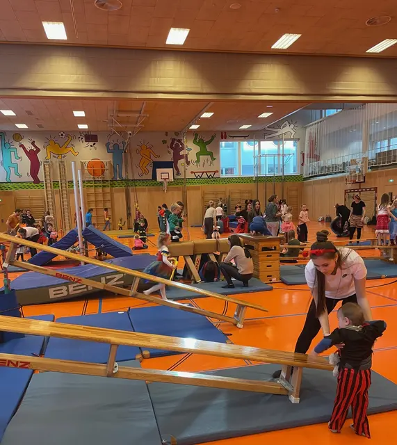 Rund 600 aktive Mitglieder sind beim Turnverein Niederndorf mit dabei – der Andrang beim Faschingsturnen war groß.  | Foto: Johanna Weber