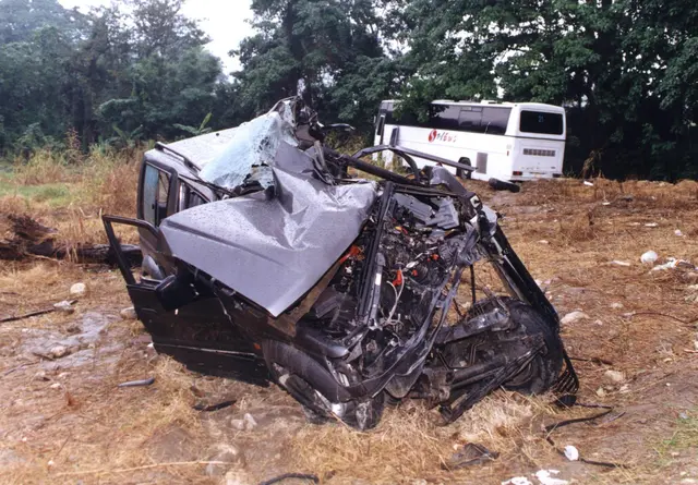 Der total zerstörte Jeep von Falco. | Foto: APA-Images / APA / MERLIN