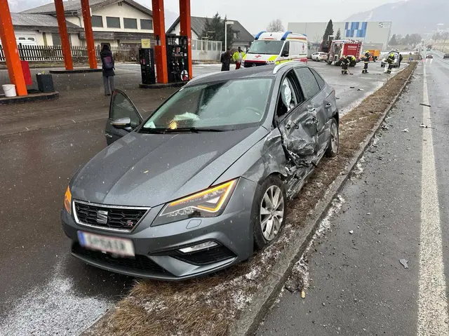 Zwei Fahrzeuge kollidierten auf der B 317. | Foto: FF Rothenturm