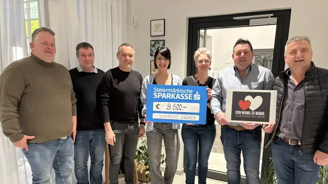 Franz Gruber, Hermann Stummerer, Martin Gremsl, Sarah Bauernhofer, Manuela Gremel, Walter Gremsl, Heinz Lechner bei der Spendenübergabe. | Foto: MeinBezirk/Reinhard Posch