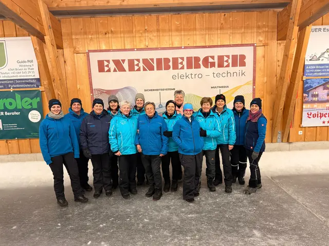 Die Kontrahentinnen vor dem Wettkampf gemeinsam im Bild EC Brixen und EC Reith bunt gemischt.
