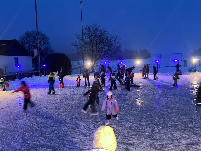 Besonders die Kinder nutzten die Gelegenheit, bei stimmungsvoller Beleuchtung und musikalischer Begleitung ihre Runden auf dem Eis zu drehen. | Foto: Marktgemeinde Schweiggers