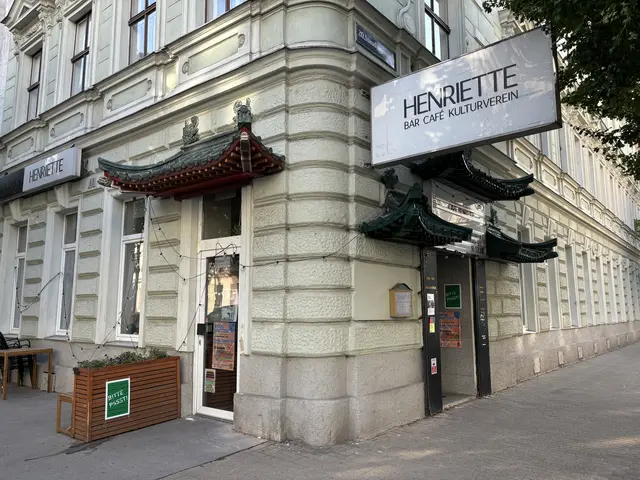 Das Kulturcafé wird zum Häkelstudio mit Plaudergarantie. | Foto: Katharina Nieschalk/MeinBezirk