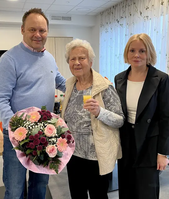 Bürgermeister Thomas Ram, Jubilarin Edeltraud Koch, Seniorenzentrum-Leiterin Jasmin Möderl. | Foto: Stadtgemeinde Fischamend