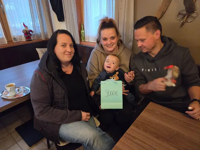 9.000 Euro konnten an Sandro und Familie übergeben werden.  | Foto: DG Wachsenberg
