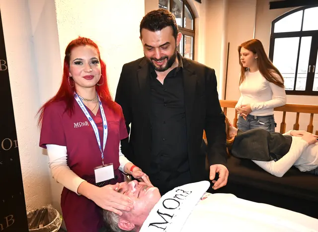 MOnB - Cosmetics behandelte Bürgermeister Stangassinger. Inhaber Bülent Bayram ist zufrieden. | Foto: Josef Wind