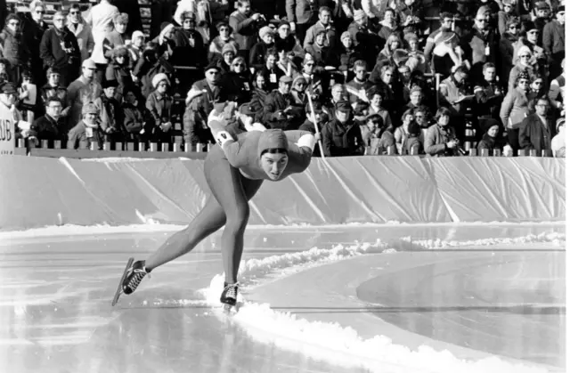 Sheila Young, damals 25, aus Detroit, Michigan, ist hier in Aktion zu sehen, als sie die Silbermedaille im 1.500-Meter-Eisschnelllauf der Frauen gewann. | Foto: APA-Images / AP / ROBERT RIDER-RIDER
