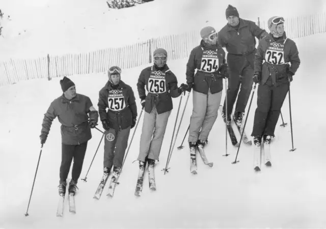 Österreichs Alpines Damenteam. Von links Trainer Hermann Gamon - Edda Kainz - Edith Zimmermann - Traudl Hecher - ein Trainer und Traudl Eder. | Foto: APA-Images / brandstaetter images / Votava