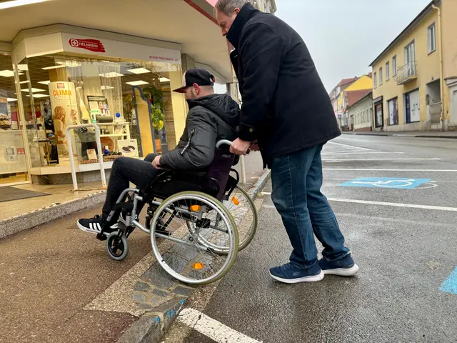 Egal ob Vorwärts oder Rückwärts: Ein Praxistest mit einem Rollstuhl machte die Schwierigkeiten deutlich. | Foto: Markus Kahrer