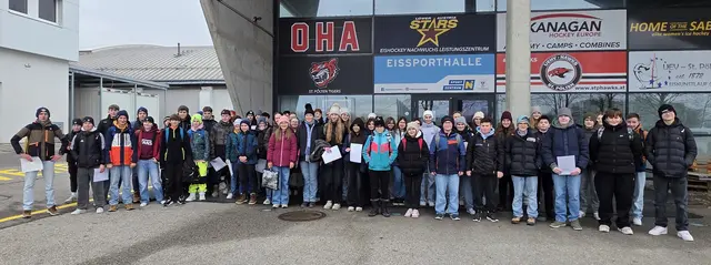 Die Schüler der Mittelschule Grünau-Rabenstein verbrachten den letzten Schultag am Eislaufplatz. | Foto: MS Grünau-Rabenstein