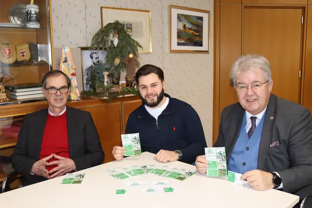 Bürgermeister Walter Zemrosser, Suad Serdarević und Stadtamtsleiter Hubert Madrian (v. re.) | Foto: Stadtgemeinde Althofen