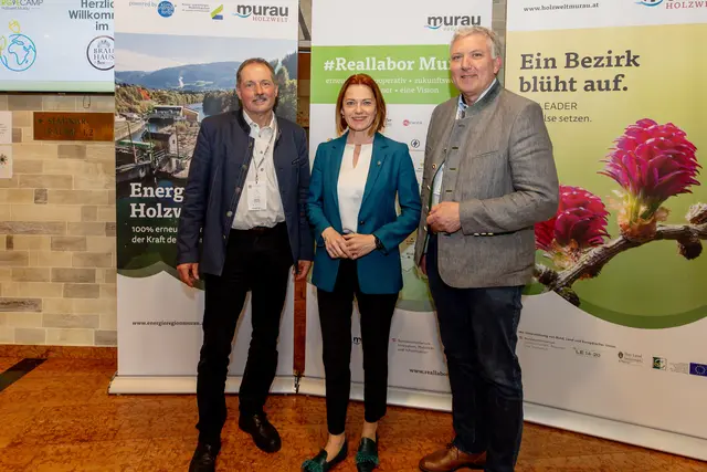 Harald Kraxner, LR Simone Schmiedtbauer und Bgm. Thomas Kalcher. | Foto: Holzwelt/Tom Lamm