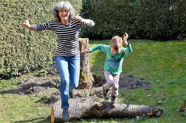 Die Nachfrage nach dem Omadienst des Katholischen Familienverbandes ist weiterhin hoch. Viele Familien warten dringend auf eine passende Leihoma. | Foto: Omadienst