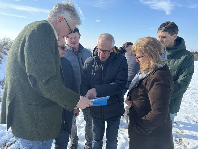 Bei einem Lokalaugenschein machte sich die Verhandllungsteilnehmer, darunter einige Anrainer, ein Bild von den Gegebenheiten. | Foto: MeinBezirk/Wiesbauer