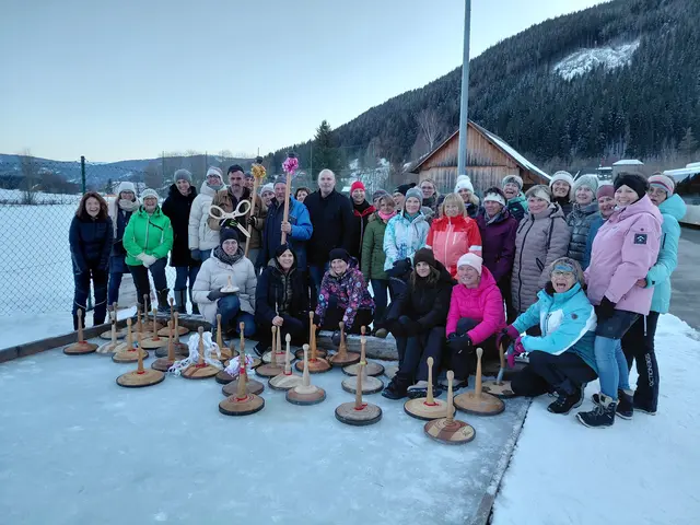 Am letzten Jännertag 2026 beispielsweise trafen sich Trachtenfrauen aus zwei Lungauer Gemeinden zu einem besonderen Eisstock-Duell: Mariapfarr gegen Mauterndorf. | Foto: Trachtenfrauen Mariapfarr