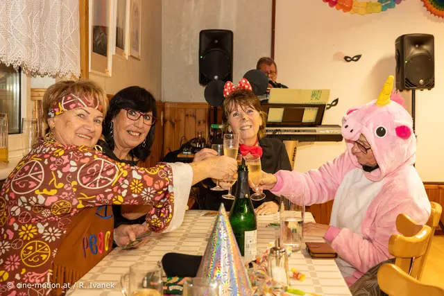 Auch die jüngere Runde prostete zu: Franzi P., Marika, Traude E. (Miki-Maus) und Christine (Einhorn) (vlnr). | Foto: cine-motion.at / R. Ivanek
