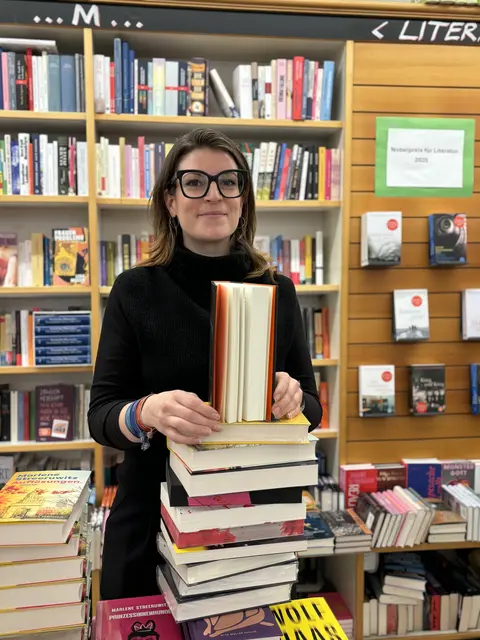 Seit Februar leitet die Salzburgerin Carmen Schwarz die Rupertus-Buchhandlung in der Stadt Salzburg. Sie schätzt es, wenn ein Buch sie überrascht.
 | Foto: Lisa Gold
