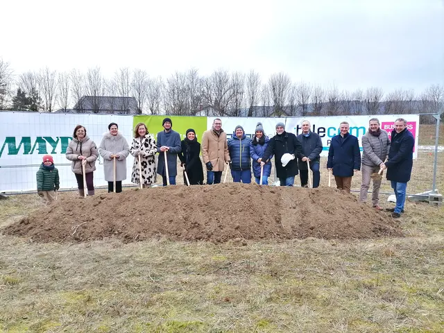 V.l.n.r.: Constantin, Judith Ringer (WKO), Bettina Stelzer-Wögerer (WKO), Erika Lottmann (SGL Vermietung), Maximilian Lottmann (SGL Vermietung), Daniela Zeiner (Stadtgut Steyr), Bürgermeister Markus Vogl, Christian Strasser (alphanet IT), Amrit Gill (alphanet IT), Kurt Stöbich (alphanet IT), Gerald Ruttensteiner (Raiffeisenbank Steyr), Rene Scheibelmasser (Telecom-Profi), Stadtrat Christian Baumgarten, Stephan Mayr (Mayr Bau).  | Foto: Stadtgut Steyr
