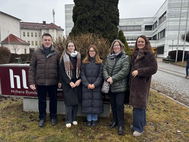 Leobens Kulturreferent Johannes Gsaxner gratulierte Lena Walchhütter und Victoria Winterheller sowie ihren Lehrerinnen zum erfolgreichen Audioguide-Projekt „Stolpersteine Leoben“ (v .l.).  | Foto: Laura Jung