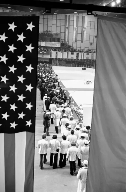 Die olympischen Teams marschieren am 15. Februar 1976 nach einer Zeremonie zum offiziellen Ende der 12. Olympischen Winterspiele aus der Eishalle von Innsbruck. | Foto: APA-Images / AP / Peter Winterbach