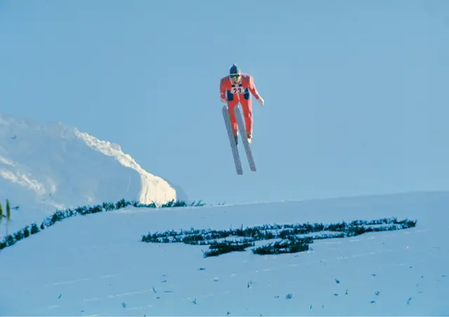 Reinhold Bachler beim Sprung auf der 70 Meter Schanze in Seefeld. Photographie. | Foto: APA-Images / brandstaetter images / Votava
