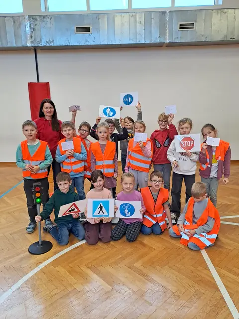 Die Kinder der zweiten Klasse der Volksschule St. Margarethen an der Sierning mit ARBÖ-Verkehrserzieherin Petra Kern | Foto: ARBÖ Niederösterreich