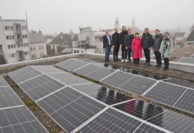 Die neue Partnerschaft wurde auf dem Dach der Sparkasse mit Blick auf das Rathaus besiegelt. Mit dabei: Martin Gruber-Dorninger von der Klimakoordination St. Pölten, Florian Haiderer vom Marketing der Sparkasse, Vizebürgermeister Michael Kögl, Sparkassen Vorstandsdirektor Peter Hronek, Stadträtin Renate Gamsjäger, EnergieRegion-Chef Franz Gruber, David Obergruber und Tamara Schützeneder von der St. Pöltner Klimakoordinatsionsstelle.  | Foto: Josef Vorlaufer