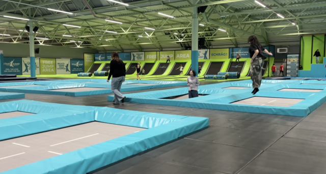 Rund 300 Jumper können gleichzeitig die Halle nutzen. Es ist eine der größten Free-Trampolinflächen in Ostösterreich.  | Foto: Elisabeth Kloiber