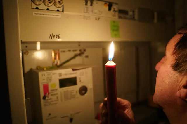 Wenn der Strom weg ist, helfen Kerzen. Doch Obacht, dafür braucht es auch Feuerzeug oder Streichholz.  | Foto: Evi Leutgeb