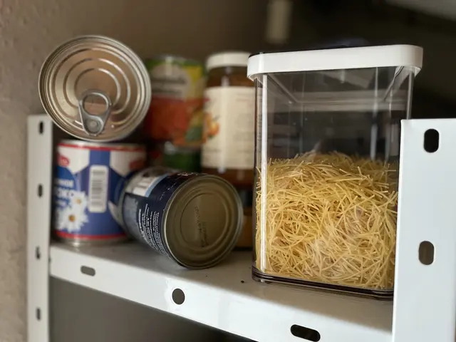 Nahrungsmittel: Ohne Strom erwärmt sich der Kühlschrank, die Herdplatte bleibt kalt. Für zwei Wochen sollte man deshalb lagerfähige Lebensmittel, wie Nudeln, vorrätig haben. Auch Konserven sind sinnvoll. Zum Erhitzen kann man einen Campingkocher oder eine Feuerstelle/Holz-Kohlegrill nutzen. | Foto: sm