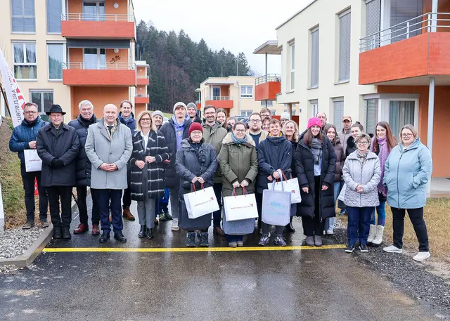 Feierliche Wohnungsübergabe am Krecker Spitz mit Bürgermeisterin Susanne Kaltenegger und Ennstaler-Vorstandsobmann Wolfram Sacherer. | Foto: Stadt Bruck/Vassilev