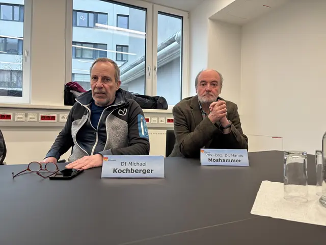 Taskforce-Mitglieder: Michael Kochberger, gerichtlich zertifizierter Asbest-Sachverständiger und Mediziner Hanns Moshammer, stellvertretender Leiter der Taskforce (v.l.). | Foto: Franz Tscheinig