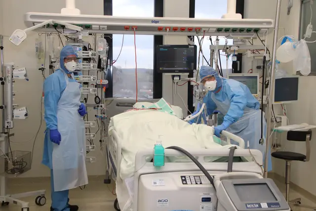 Anästhesist Philipp Wimmer und DGKP Helmut Ollinger (v.l.) auf der Intensivstation 11 des Landesklinikums Mistelbach-Gänserndorf. | Foto: LK Mistelbach