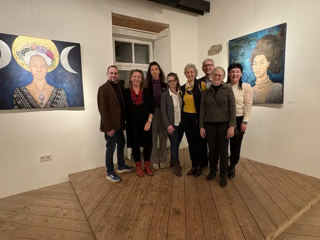 Exklusive Einblicke in die Ausstellung rund um die Seelenlandschaften von Sarah Patricia Porbley, hier mit den Mitgliedern im Kultur- und Museumsverein Eibiswald. | Foto: MeinBezirk/Susanne Veronik