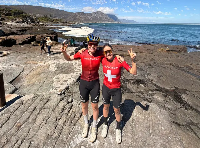 Beste Stimmung vor toller Kulisse: Laura Stigger und ihre Schweizer Teamkollegin Sina Frei. | Foto: Team Laura Stigger