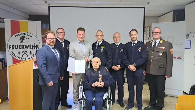 Bgm Christoph Artner, Feuerwehrkommandant Ralf Haselsteiner, Landtagsabgeordneter Florian Krumböck, Abschnittsfeuerwehrkommandant Rudi Singer(Sohn), Fritz Singer junior (Sohn), Niklas Singer (Enkel), Leiter des Verwaltungsdienstes im Bezirksfeuerwehrkommando Romano Casoria,
vorne Fritz Singer senior. | Foto: FF Herzogenburg