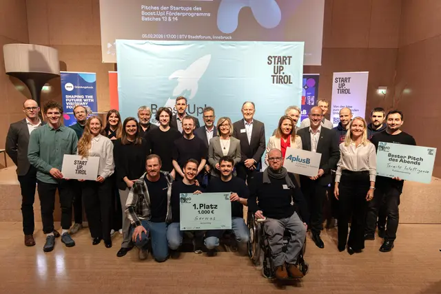 Landesrat Mario Gerber (Mitte r.), StartUp.Tirol-Geschäftsführerin Lisa Spöck (Mitte l.) mit den neun Startup-Teams und der Jury des dritten StartUp.Tirol Demo Days.  | Foto: Startup Tirol