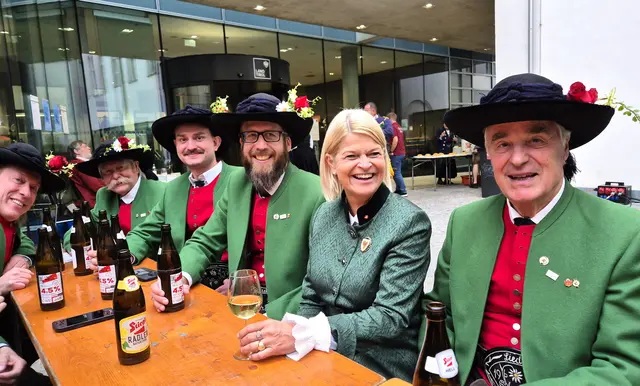 Nach der Bundesversammlung der Schützen in Innsbruck gesellte sich Verteidigungsministerin Klaudia Tanner zum MGV. Die Männer sangen Ihr natürlich ein Ständchen, das sie sichtlich genoss. | Foto: MGV Liederkranz Telfs