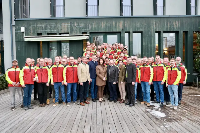 Im Bild Mitte v.l.: Franz Lanschützer (Geschäftsführung Waldverband Salzburg), Landesrat Maximilian Aigner, Michaela Kaniber (bayrische Staatsministerin), Rudolf Rosenstatter (Obmann Waldverband Salzburg), Landeshauptfrau-Stellvertreterin Marlene Svazek und Rupert Quehenberger (Präsident der Landwirtschaftskammer Salzburg) mit Mitgliedern des Waldverbands Salzburg | Foto: Landwirtschaftskammer Salzburg / Franz Neumayr