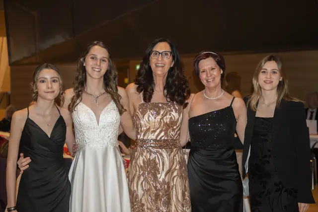 Freunde und Familie war dabei, um die Maturantinnen und Maturanten an ihrem großen Abend zu unterstützen.  | Foto: Sophia Braun