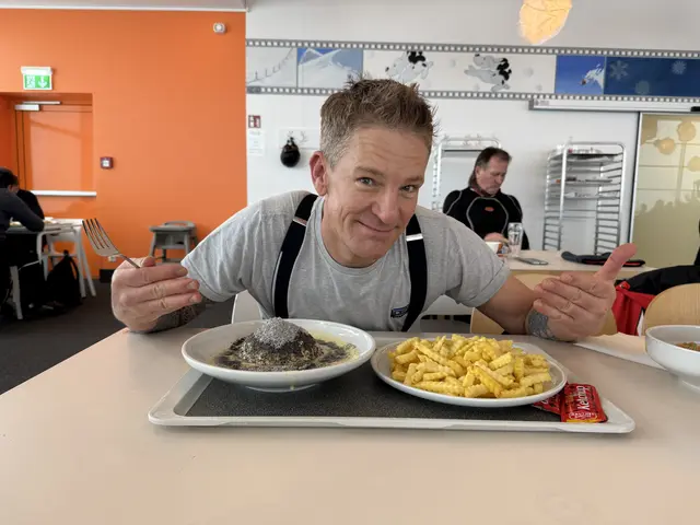Der obligatorische Hütten-Einkehrschwung mit einer Portion Pommes durfte nicht fehlen.
 | Foto: Hitradio Ö3/Denise Wurz