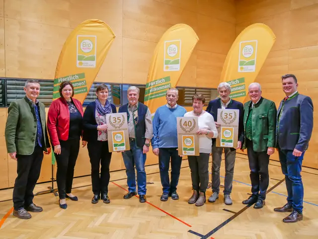 Bio Ernte Steiermark-Geschäftsführer Josef Renner, FS Naas-Direktorin Andrea Marchat, Ingeborg Mauthner und Gerhard Weinhappel, Ernst und Gertrude Rechberger, Anton Stockner, Bürgermeister Bernhard Ederer und Bio Ernte Steiermark-Obmann Thomas Gschier (v. l.) | Foto: Bio Ernte Steiermark