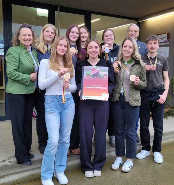 Die Schülerinnen und Schüler freuen sich über das großartige Prämierungsergebnis ihrer Marmeladen. | Foto: LFS Althofen
