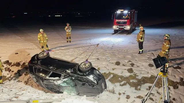 Die Feuerwehr Schlitters barg den abgestürzten Pkw noch in der Nacht. 