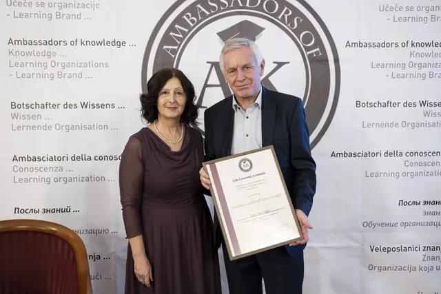 Ernennung zum „Botschafter des Wissens“: Marjetta Kastner, die Vorsitzende der "Life Learning Academia", mit Sepp Hartinger. | Foto: Life Learning Academia