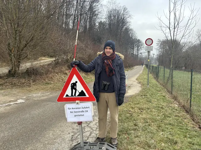 Der Koordinator des Amphibienschutzzauns beim Wienerwaldsee, Johannes Ploderer, vor der Seepromenade. Durch die erlaubte Zufahrt sind Frösche und Co. auf ihrer Wanderung zum Laichen besonders gefährdet. | Foto: Lauren Fahrenberger / MeinBezirk
