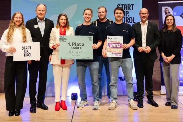 Im Bild v.l.: Lea Krebs (Consultant bei Startup.Tirol), Sponsor Franz Pegger (GPK Rechtsanwälte), Juryvorsitzende Tanja Spennlingwimmer (aws), Gewinnertrio Timo Berkmann, Lucas Bolte und Manuel Untergasser (Serwas), Mario Gerber (Landesrat für Wirtschaft, Digitalisierung und Tourismus) und Lisa Spöck (Geschäftsführerin von Startup.Tirol). | Foto: Startup Tirol