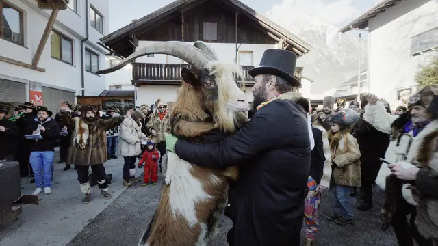 Mit dem Goaßbock wird vor den Gasthäusern getanzt. Das soll Glück bringen | Foto: © ServusTV / Alpe Doc Media