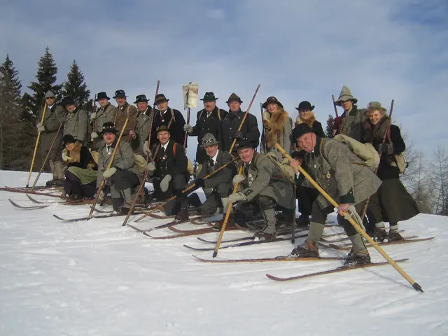 Die Nostalgieskigruppe Traisen ist bereits seit über 30 Jahren aktiv und setzt auf originalgetreue Kleidung und Ausrüstung. | Foto: Nostalgie Skigruppe Traisen 