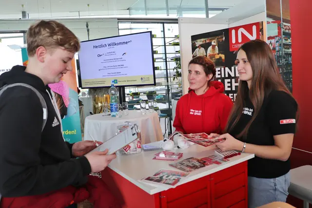 SPAR sucht für die Steiermark und das südliche Burgenland 80 Lehrlinge, auch unter dem Jahr. "Wir nehmen vier Mal im Jahr Lehrlinge auf, ließ Marlies Kainz vom SPAR Jobcenter wissen.  | Foto: Edith Ertl